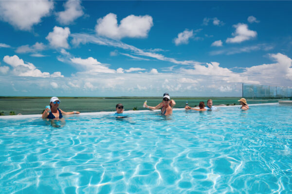 JJS07018_5302 Group of people in a pool and enjoying drinks