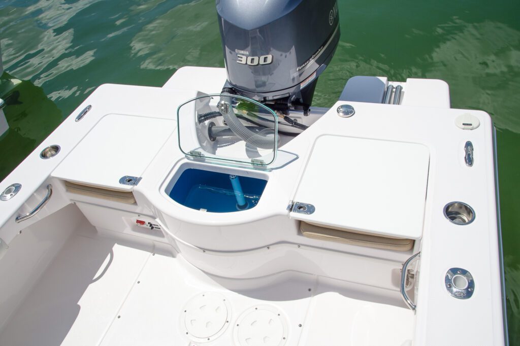 everglades_243cc_exterior_aft livewell_GWB_4377 243cc exterior aft livewell
