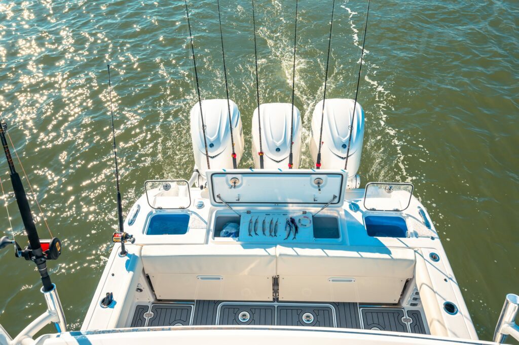 _Z9E4089 Dual transom mounted circulating livewells and insulated in deck fish boxes