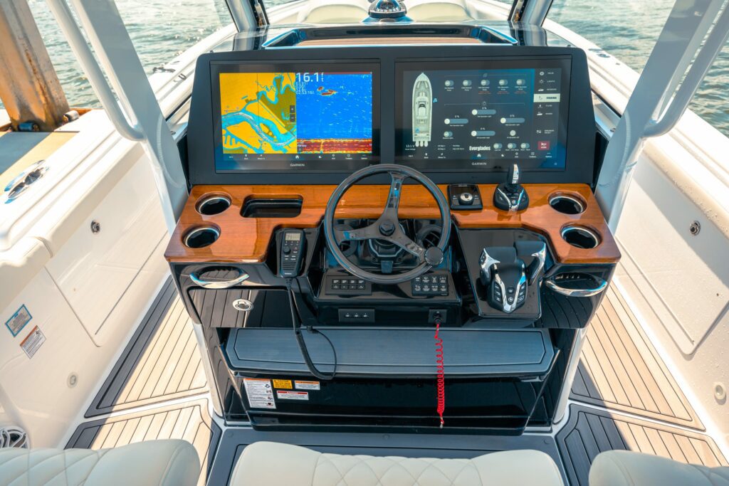 _Z9E4550 Dual-screen helm with auto pilot and joystick controls